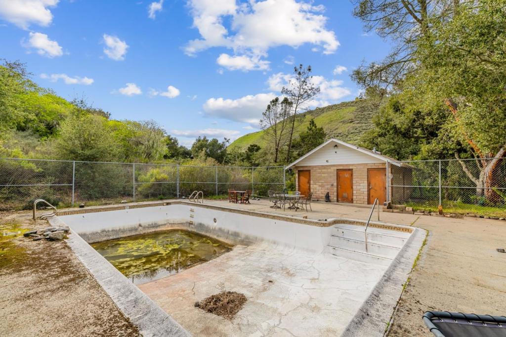 28750 Underwood Road Property Photo 23