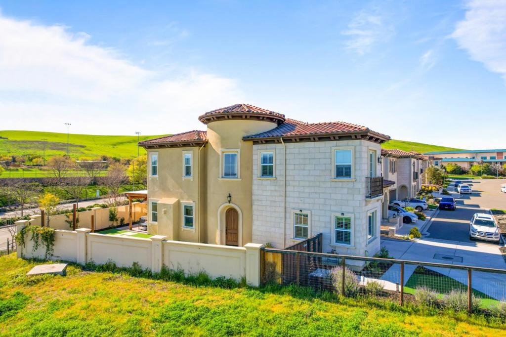 233 Zinnia Court Property Photo