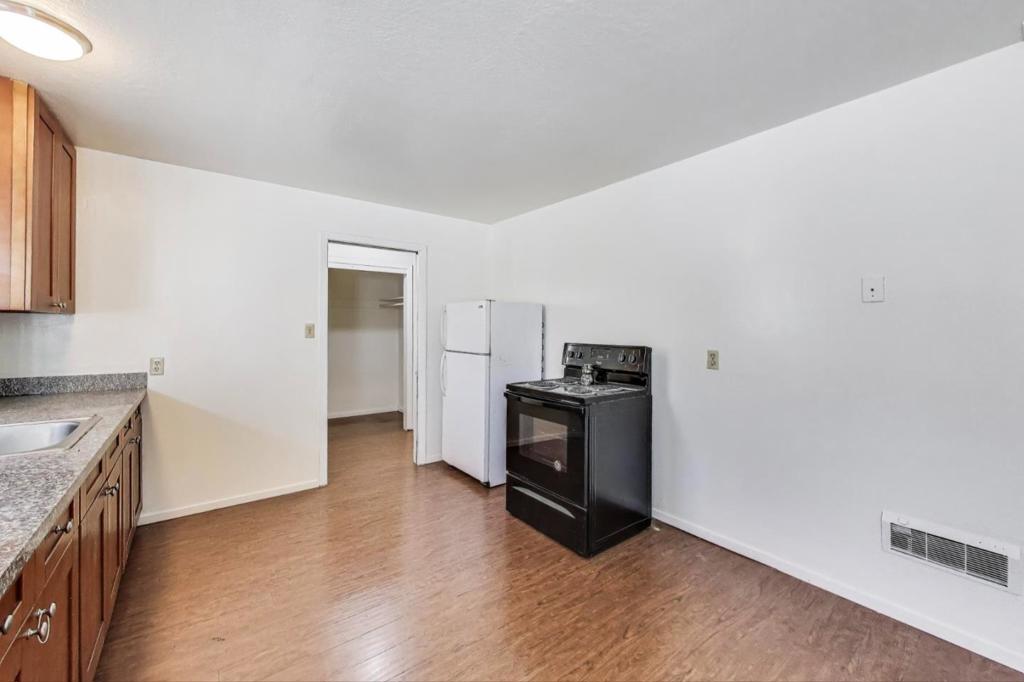 210 Willits Street Property Photo 6