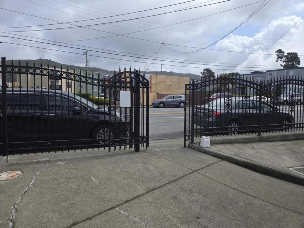 1232 Hillside Blvd Property Photo 3
