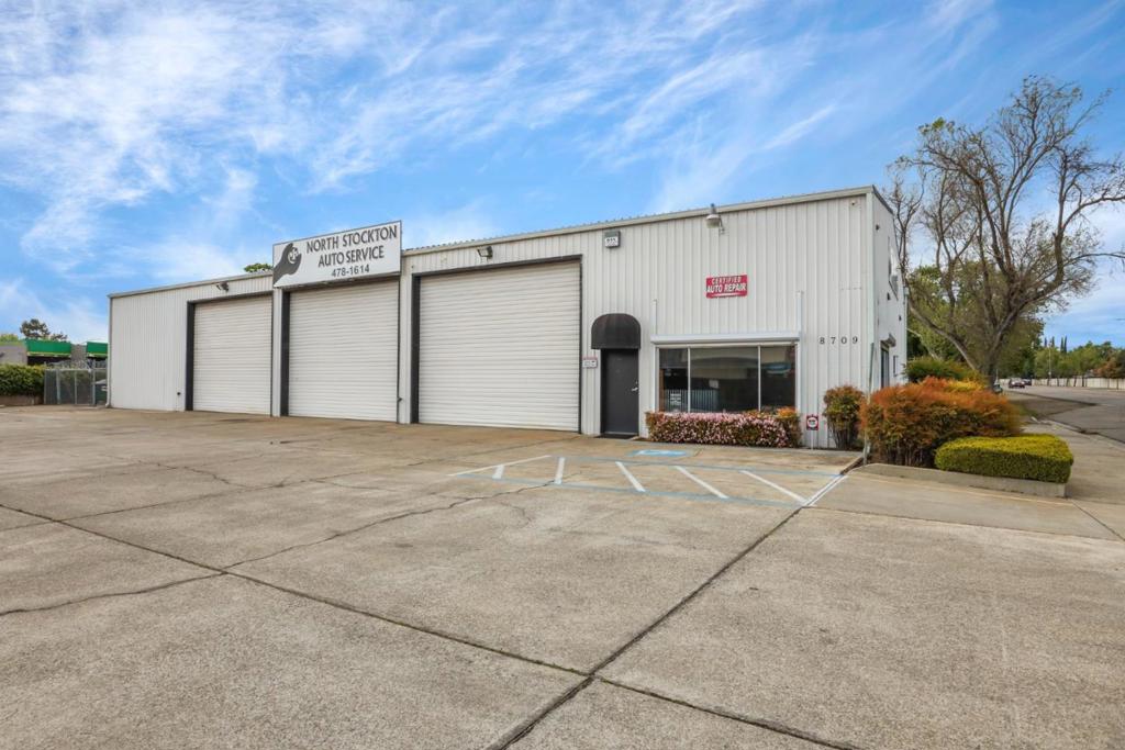 8709 Davis Road Property Photo 1