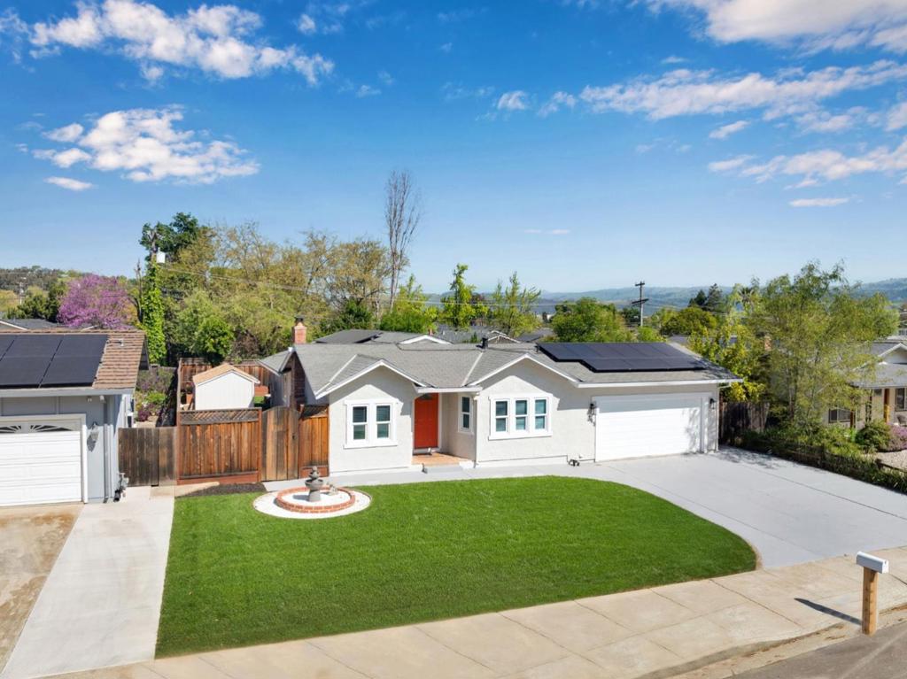 185 Mathilda Court Property Photo 2