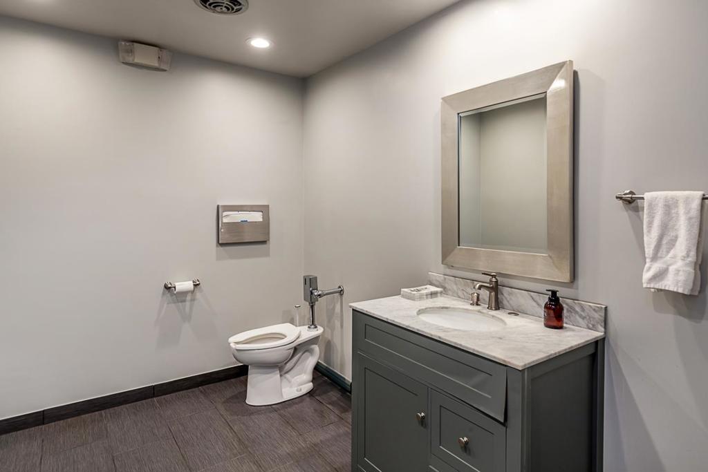 2075 Pioneer Court Property Photo 26