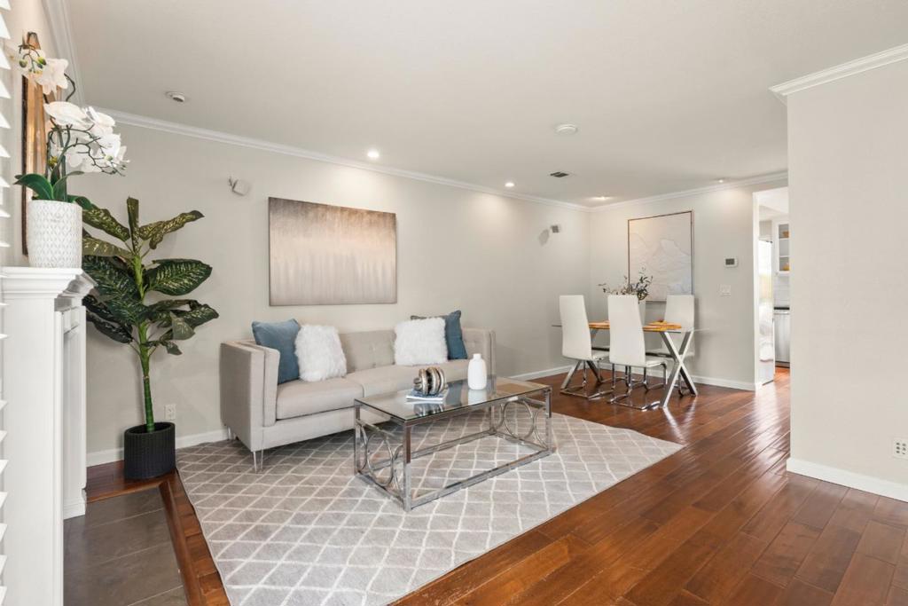5213 Myna Court Property Photo 4