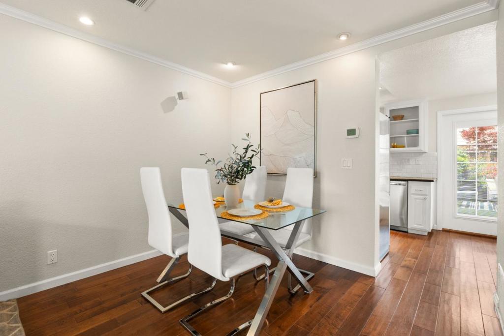 5213 Myna Court Property Photo 7