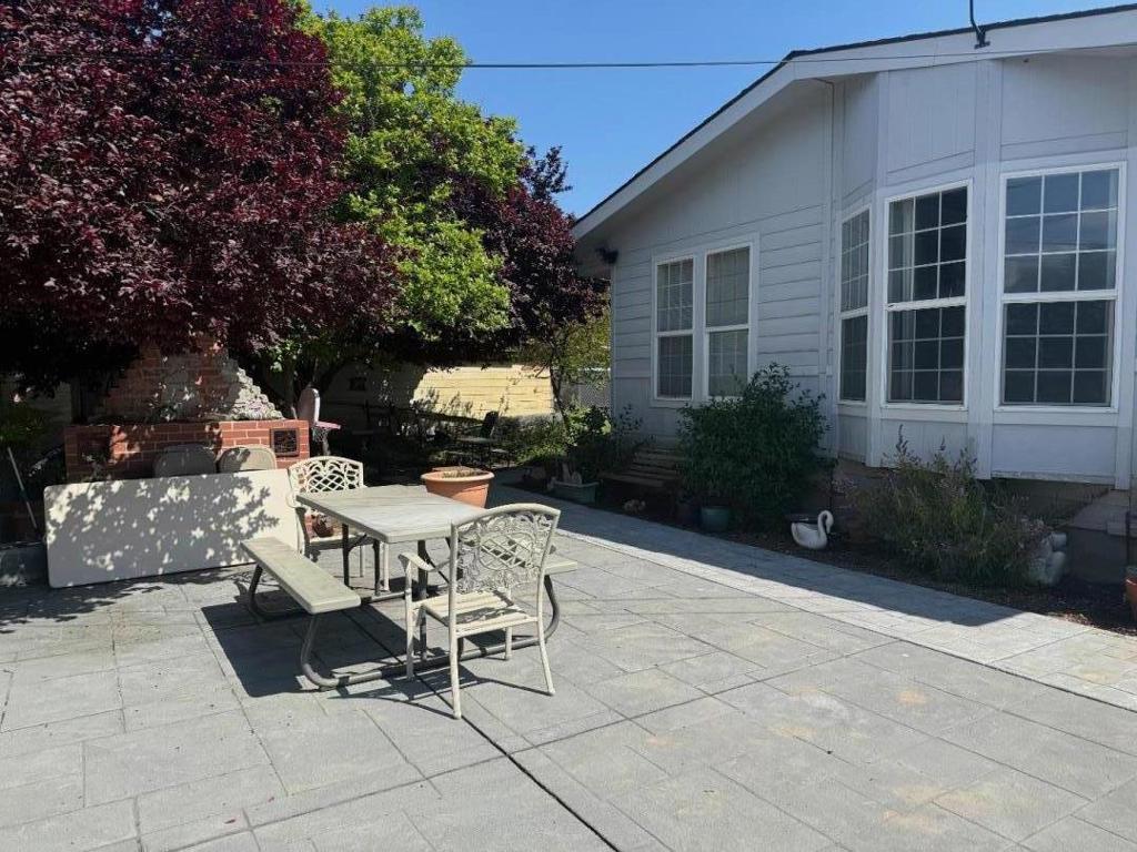 22501 San Vicente Avenue Property Photo