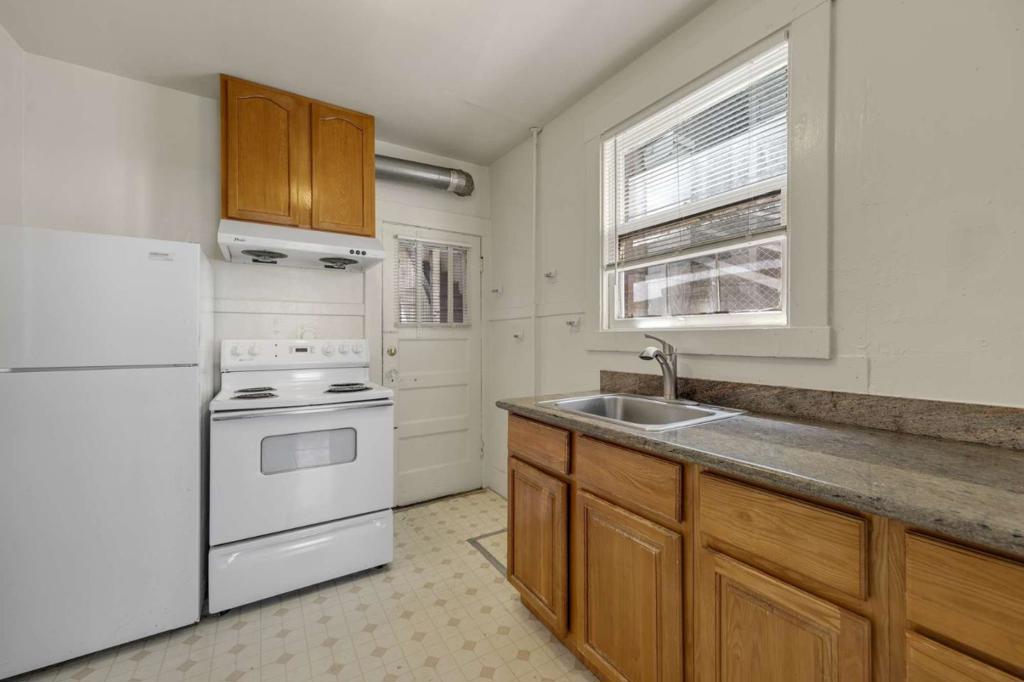 918920 Oak Street Property Photo 4