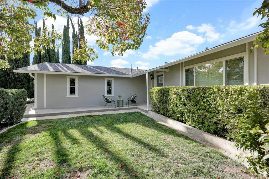4989 Vanderbilt Drive Property Photo 3