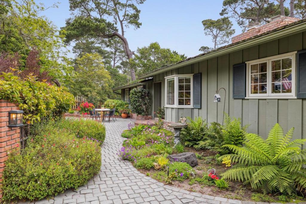 Pine Ridge Way Property Photo