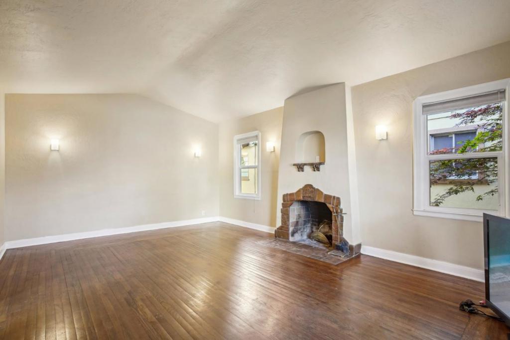 10241028 Parkinson Court Property Photo 5