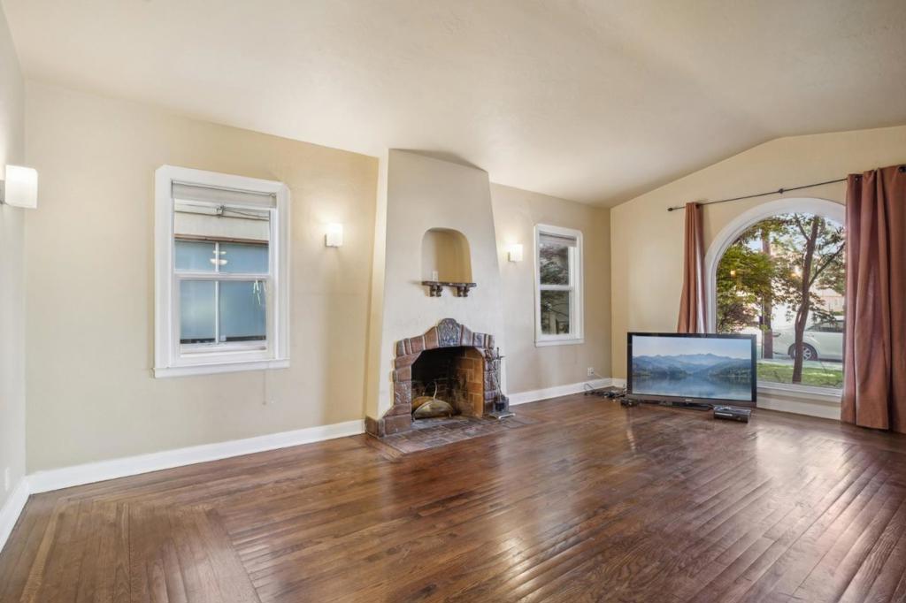 10241028 Parkinson Court Property Photo 6
