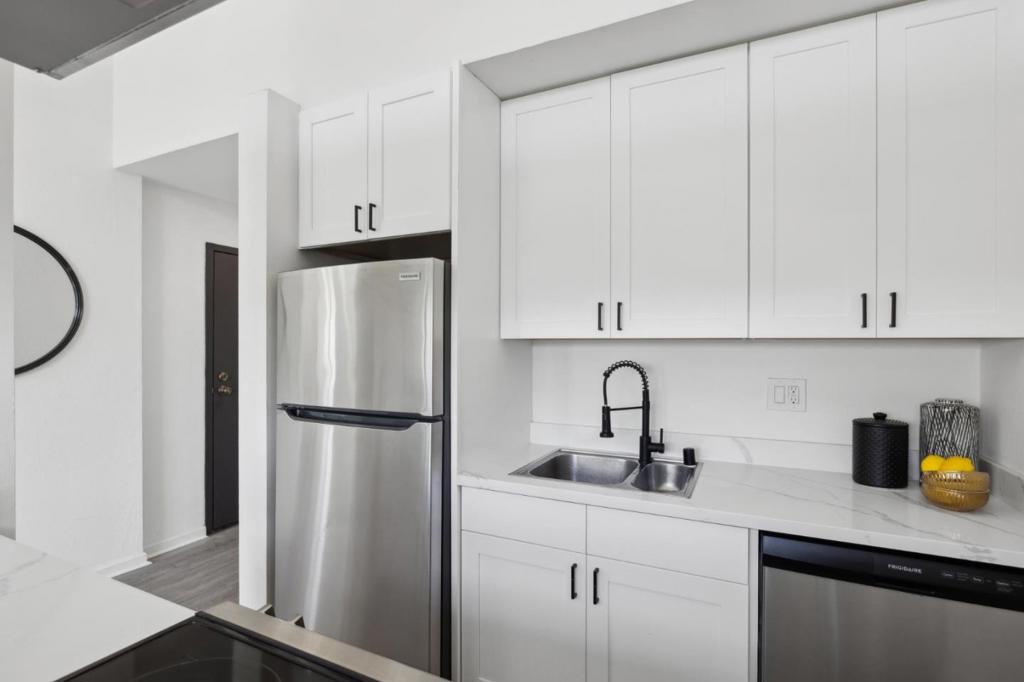 1 Appian Way 703-2 Property Photo 11