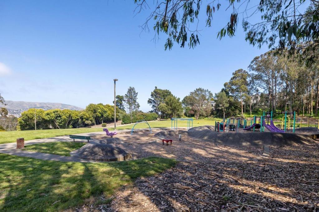 1 Appian Way 703-2 Property Photo 38