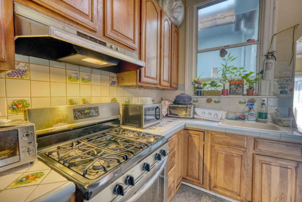 1887 Oakdale Avenue Property Photo 7