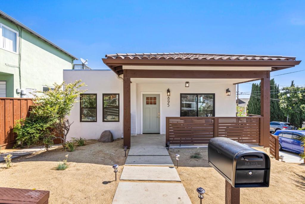 895 Laurel Avenue
