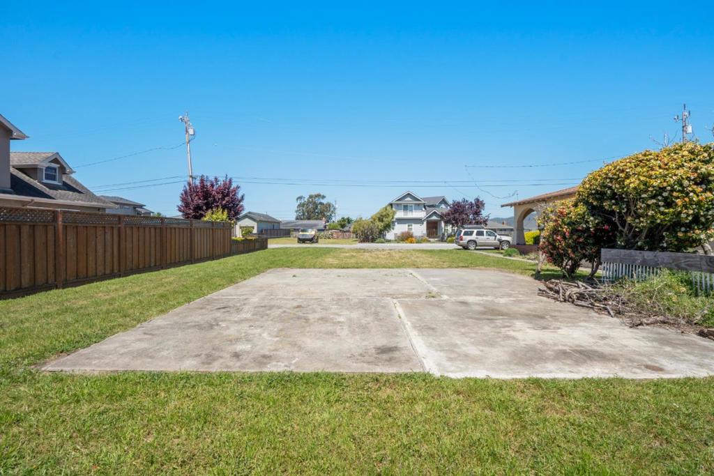 411 Belleville Property Photo 8