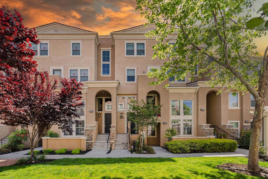 2028 Trento Loop Property Photo 1