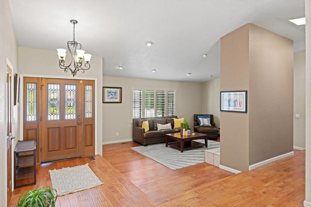 7 Antelope Lane Property Photo 4