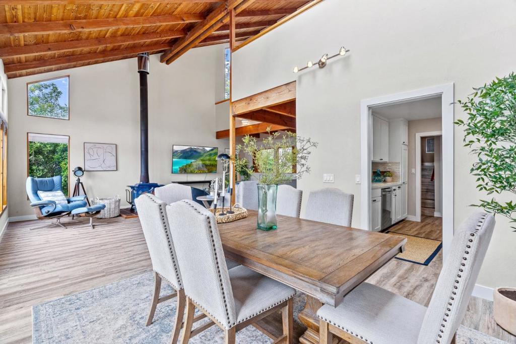 11 Yankee Point Drive Property Photo 8