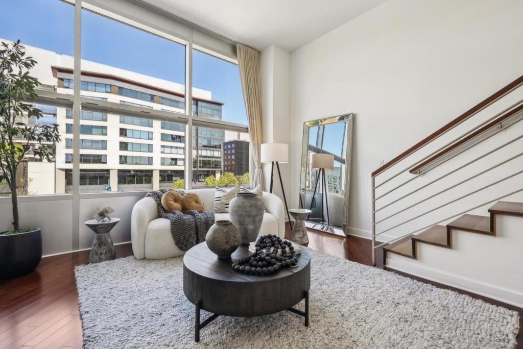 207 King Street 402