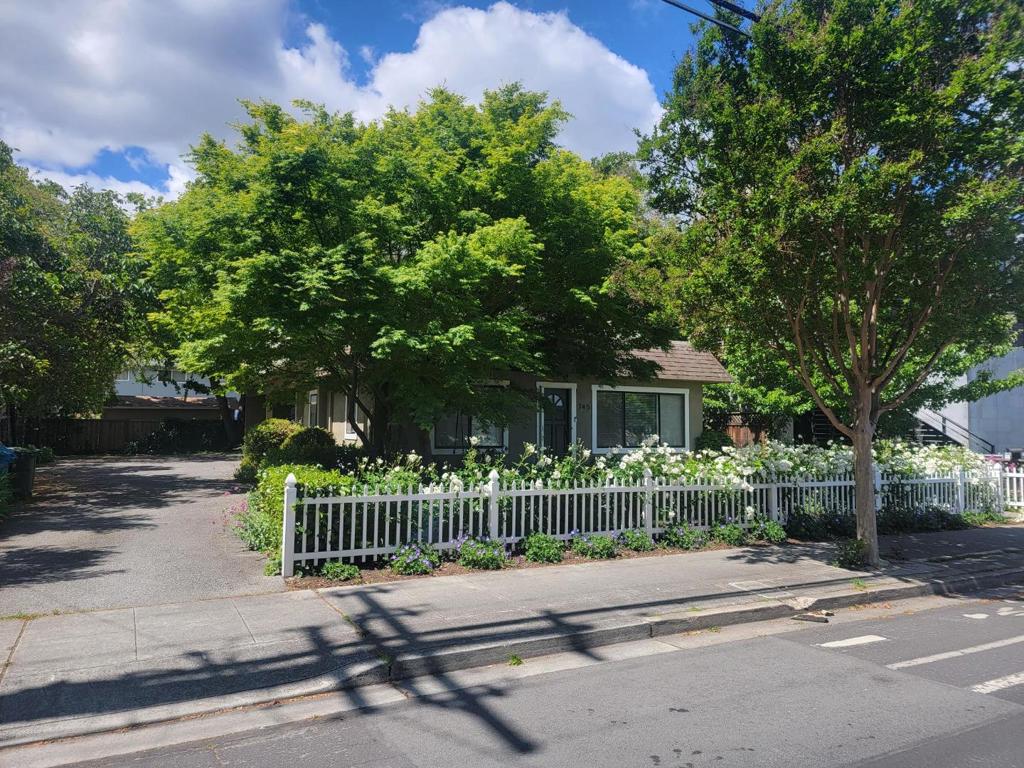 735 University Drive Property Photo