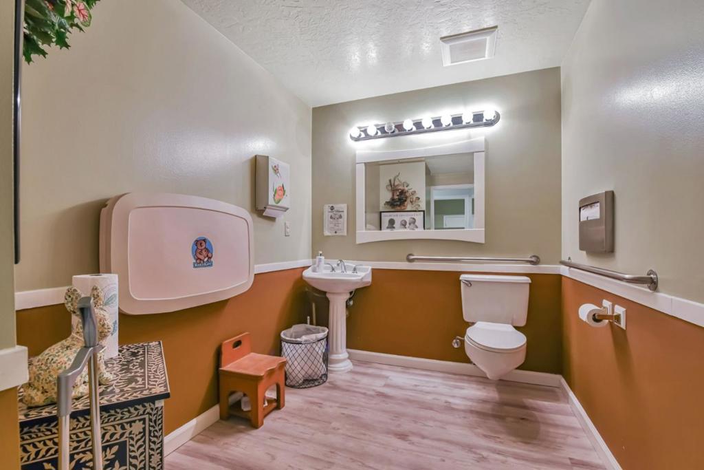 2039 Forest Avenue 304 Property Photo 27