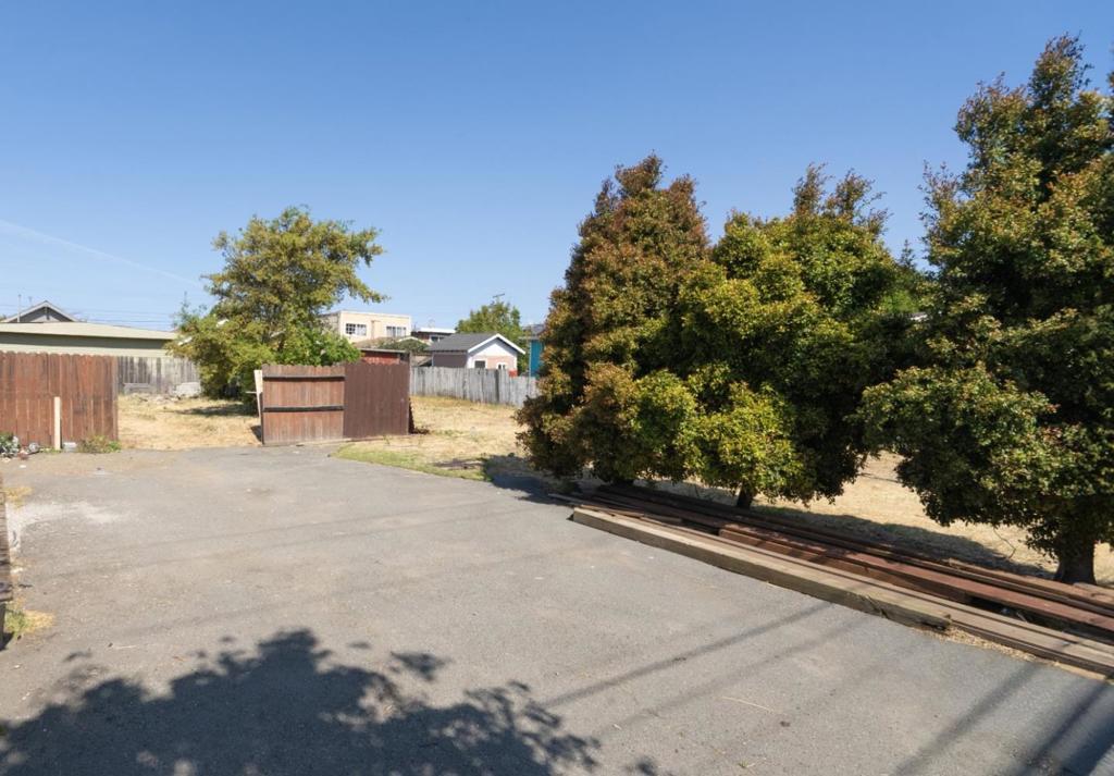 333 Harbour Way South Property Photo 3