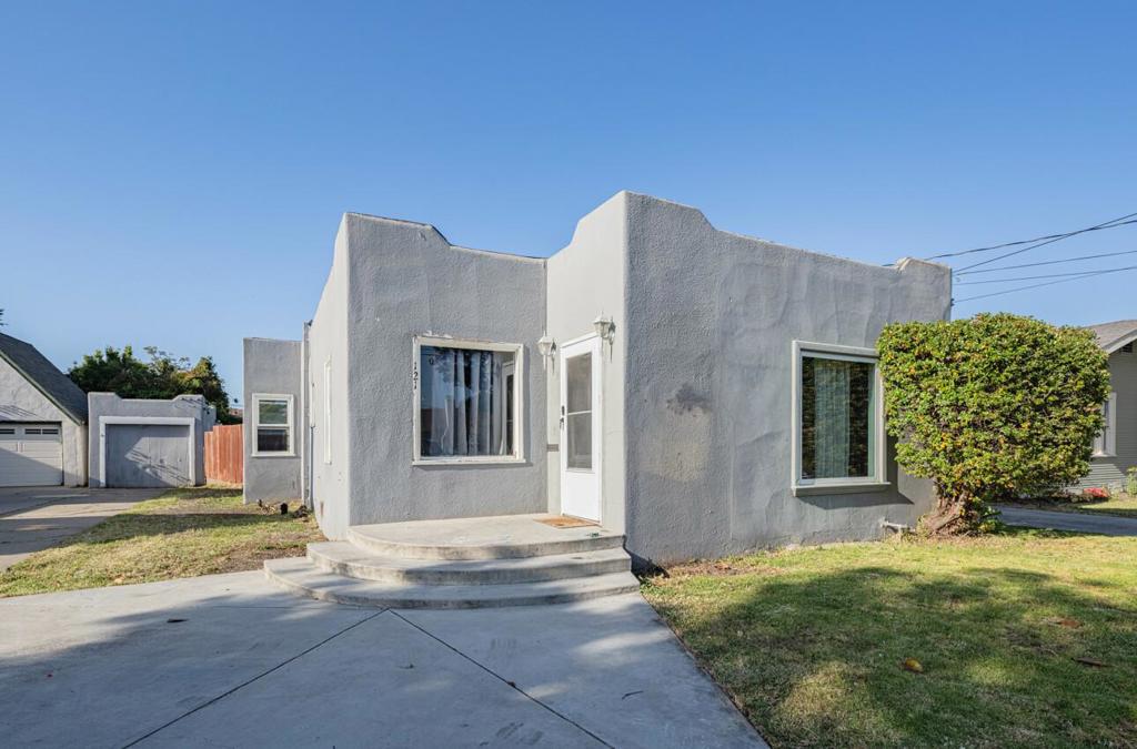 121 OAK Street Property Photo 1
