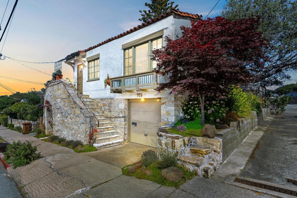 925 Cass Street Property Photo 1