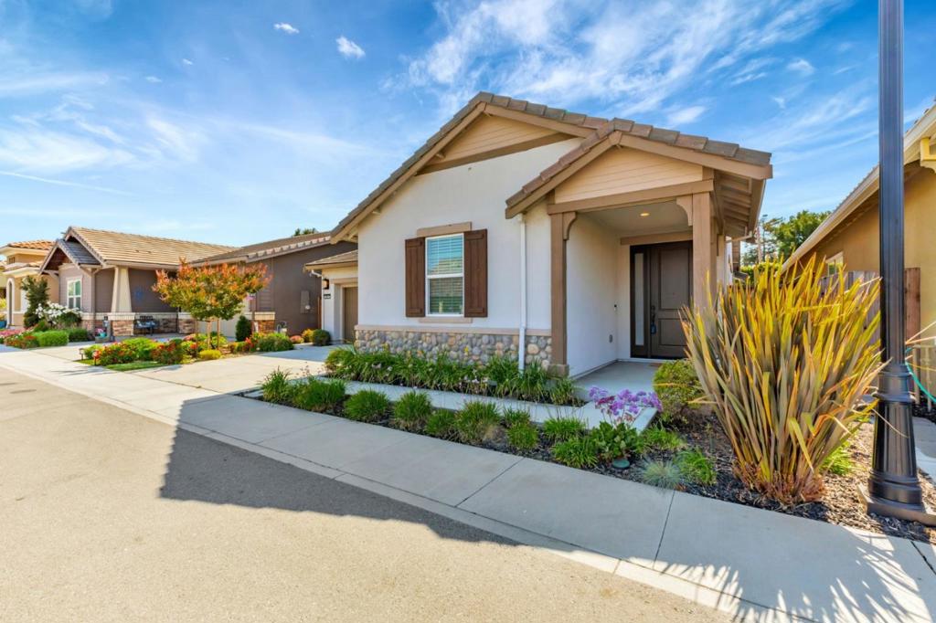 2071 Santoro Way Property Photo 1
