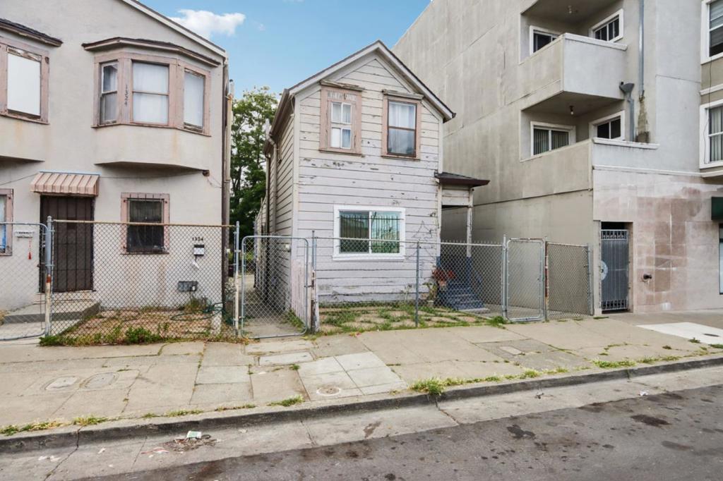 1334 E 15th Street Property Photo 3