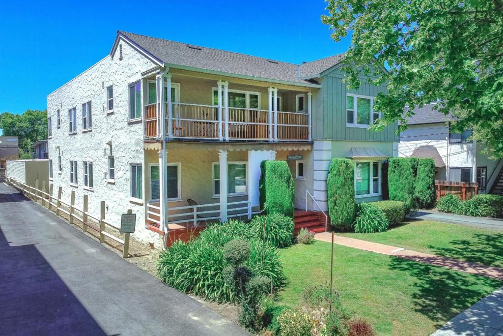 1116 Douglas Avenue Property Photo 3