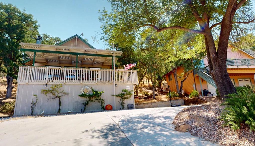 2334 Lakeview Drive Property Photo 1