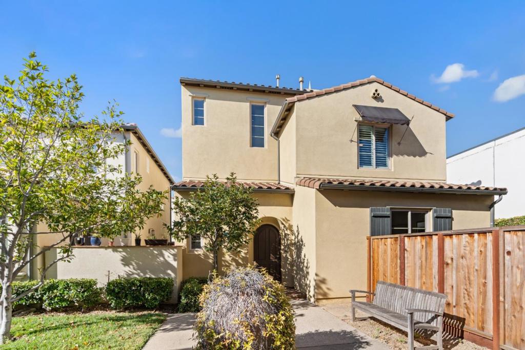 1298 Dahlia Loop Property Photo 1
