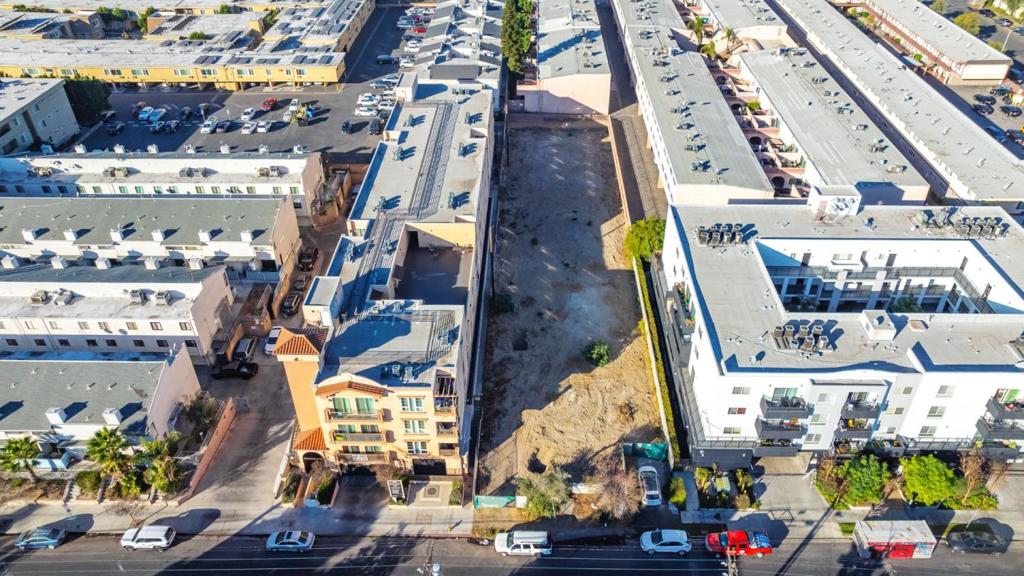 7911 Ventura Canyon Avenue Property Photo 3