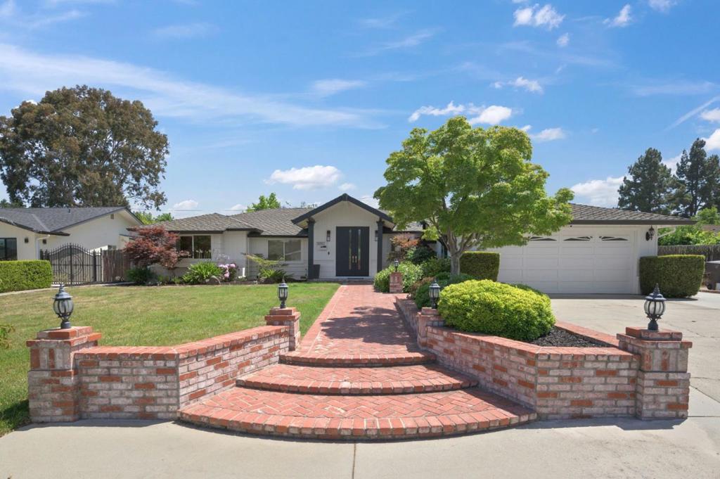 12057 Country Squire Lane Property Photo 1