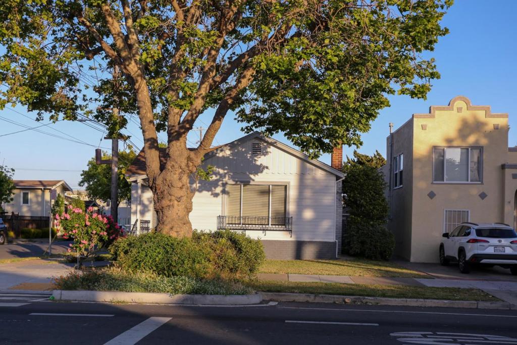2570 Havenscourt Boulevard Property Photo 1