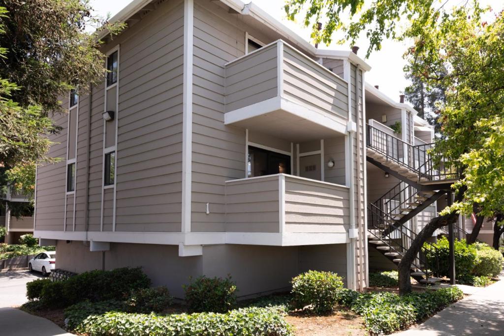 300 Stonegate Circle Property Photo