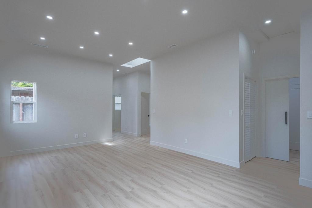 987 Harcourt Avenue D Property Photo 4