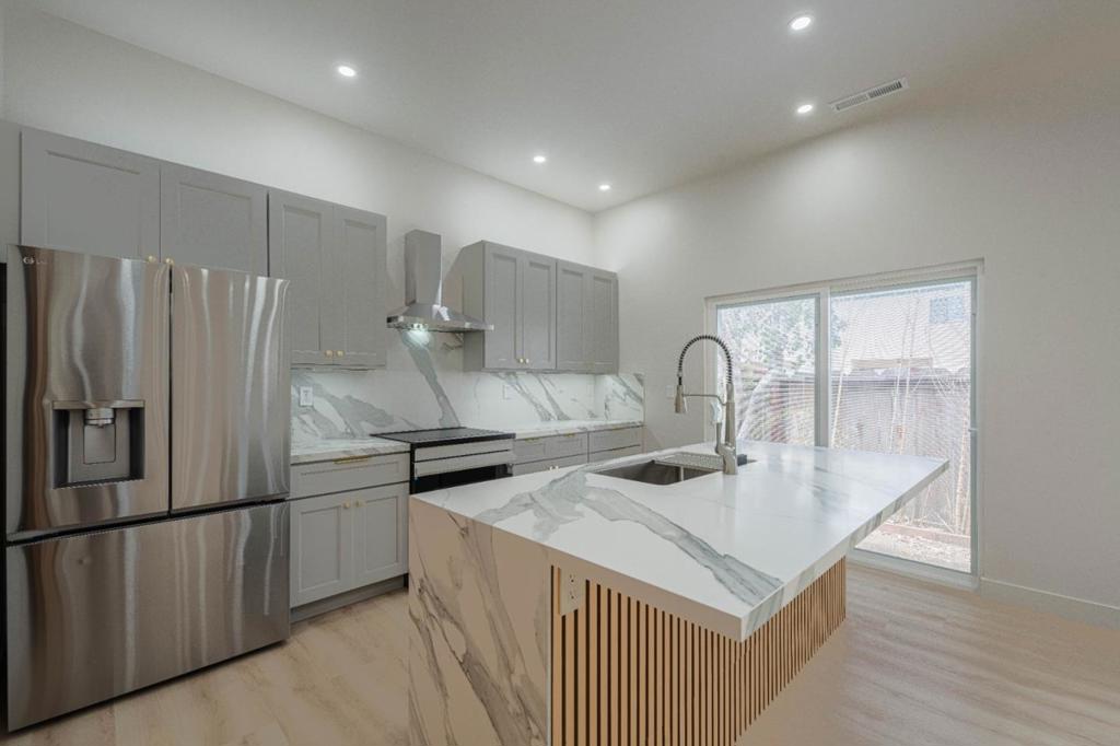987 Harcourt Avenue D Property Photo 8
