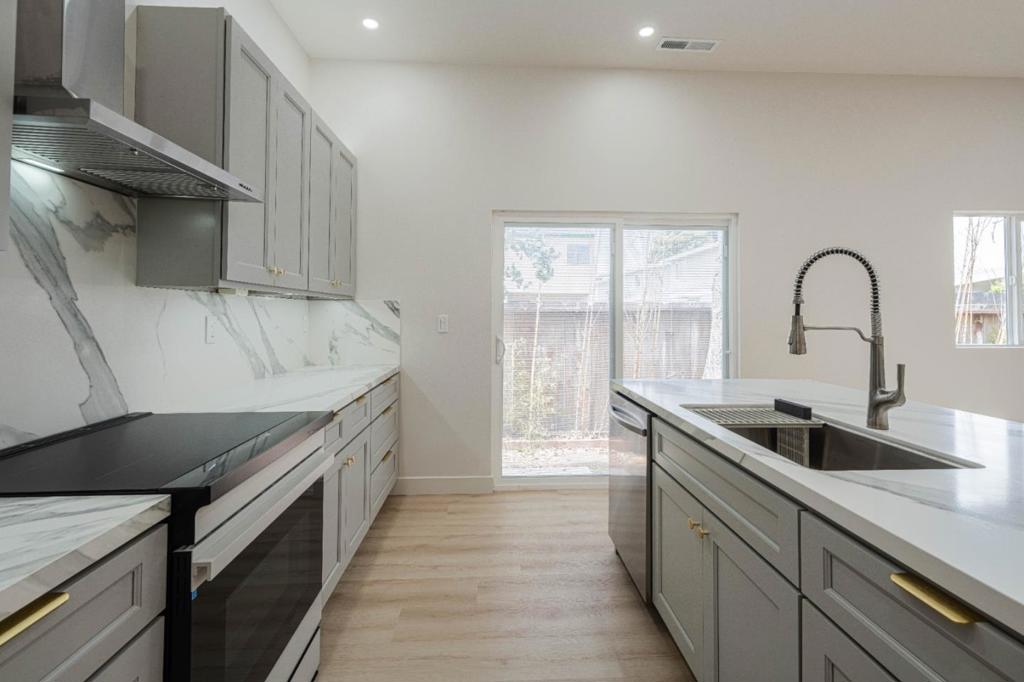 987 Harcourt Avenue D Property Photo 10
