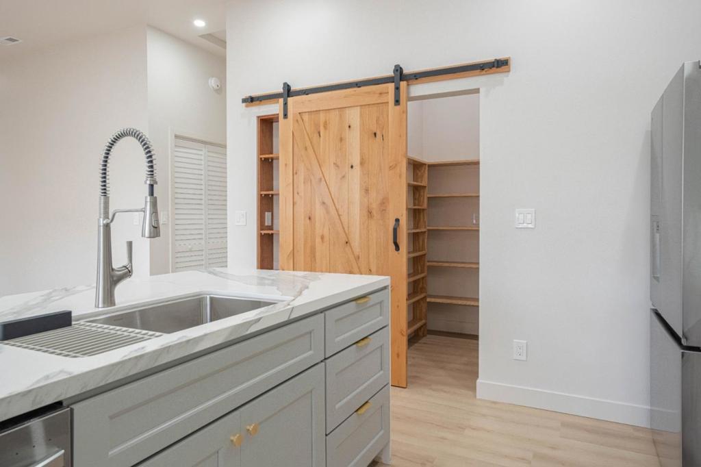 987 Harcourt Avenue D Property Photo 11