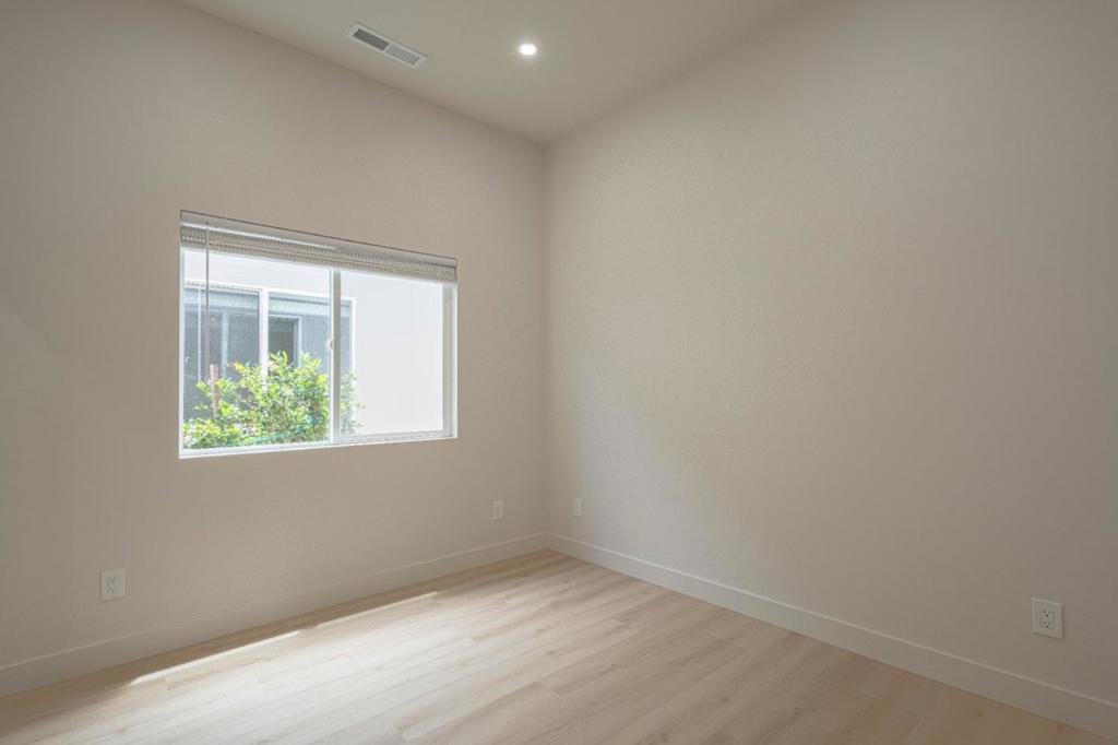987 Harcourt Avenue D Property Photo 17