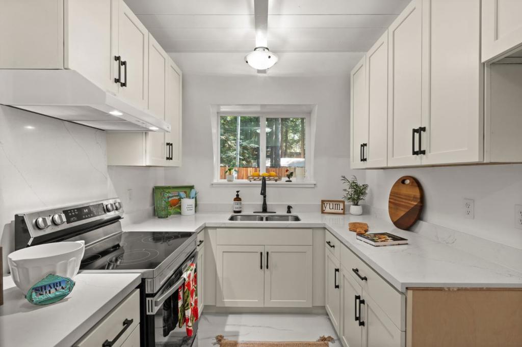 1666 Creek Drive Property Photo 1