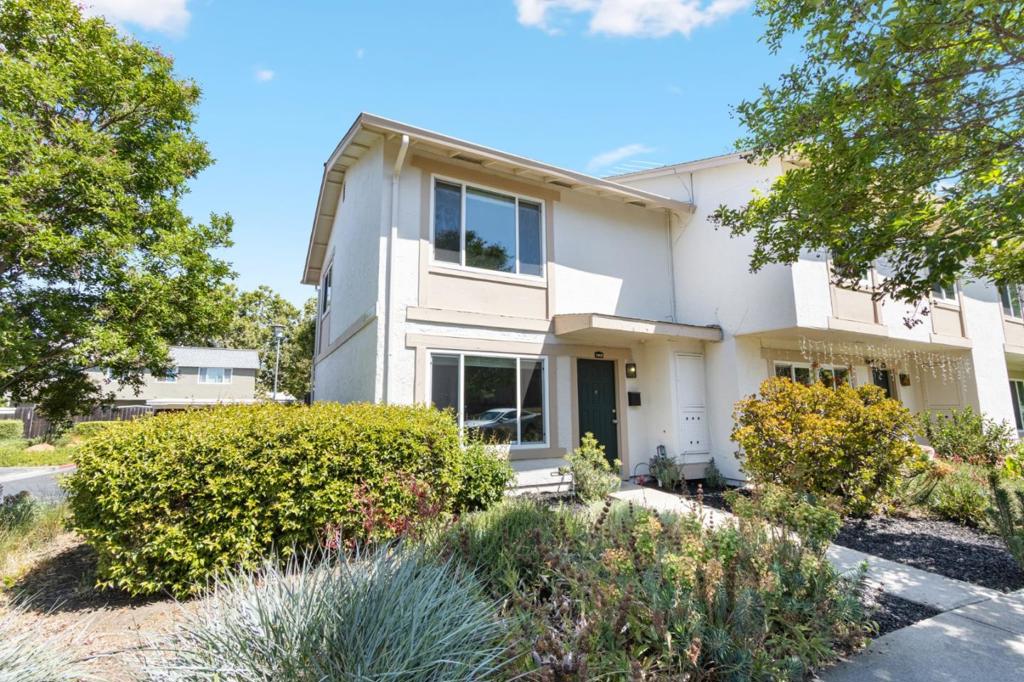 1810 Queen Victoria Way Property Photo 1