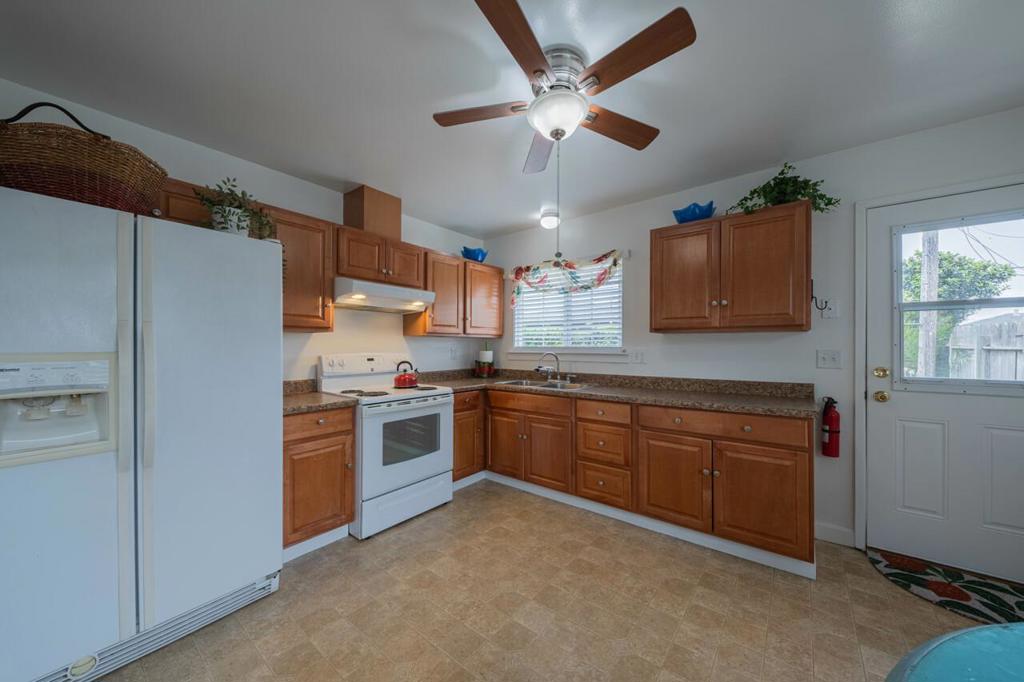 University Avenue Property Photo 12