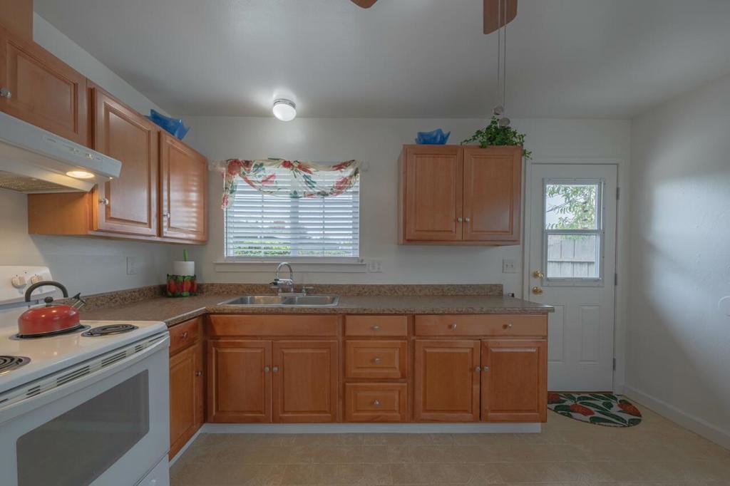 University Avenue Property Photo 13