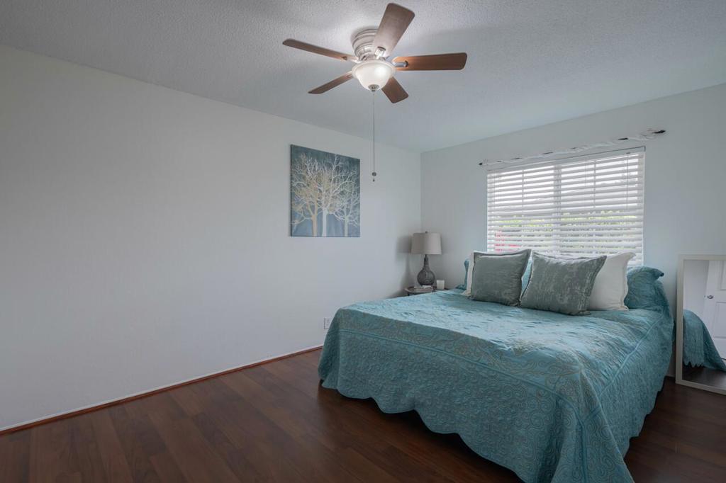 University Avenue Property Photo 16