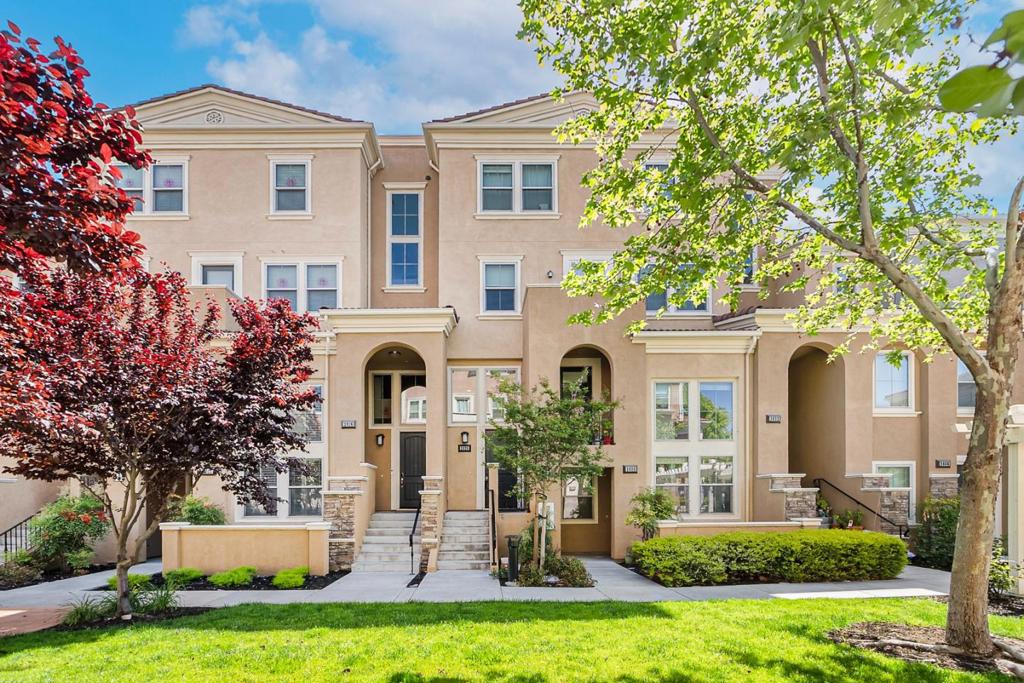 2028 Trento Loop Property Photo 1