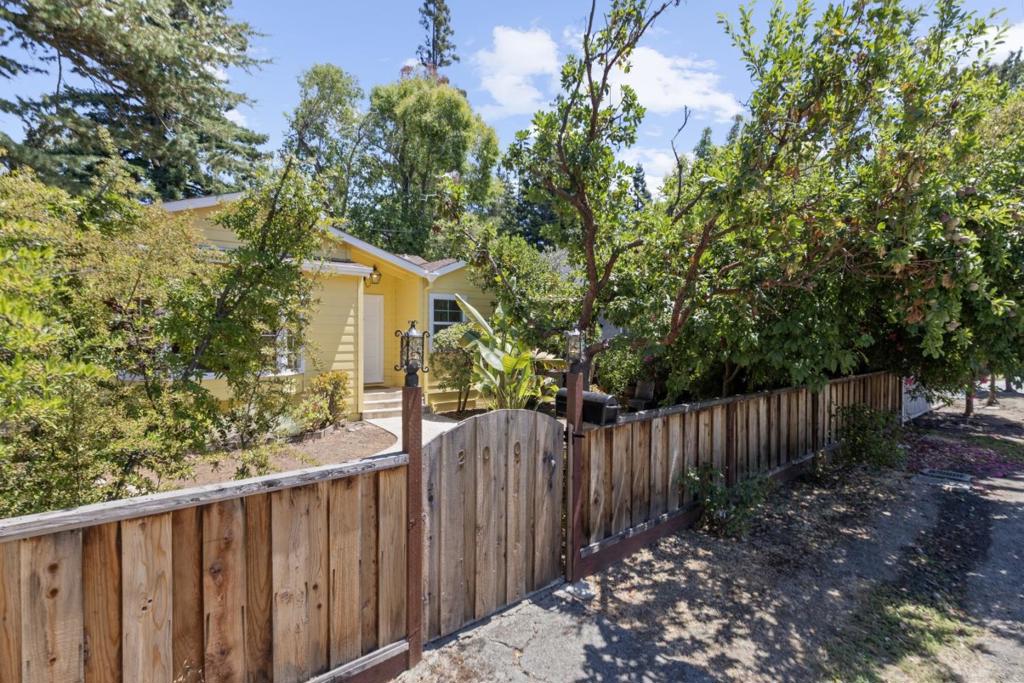 2001 Valparaiso Avenue Property Photo 3